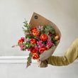 Charger l'image dans la galerie, bouquet du mois d'avril Désirée fleuriste écoresponsable désirée tulipes Ile de France et fleur de riz du Var emballé en papier kraft