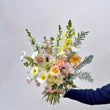Charger l'image dans la galerie, bouquet de fleurs blanches avec vin blanc livré à paris