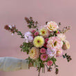 Charger l'image dans la galerie, bouquet désirée d'octobre : dahlias lisianthus et reines marguerites, fleurs écoresponsables d'Ile de France