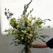 Charger l'image dans la galerie, composition ou gerbe de deuil champêtre et sauvage fleuriste écoresponsable paris