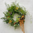 Charger l'image dans la galerie, couronne de porte de noël pour les fêtes sapin fleurs séchées ruban écoresponsable livraison paris agrumes cannelle
