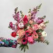 Charger l'image dans la galerie, Bouquet coloré dans les tons roses et corail pêche pour la Saint Valentin, disponible chez Désirée, fleuriste en fleurs locales et de saison à Paris
