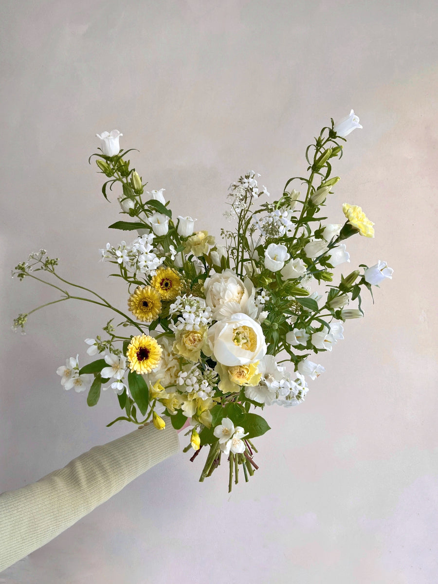 bouquet de fleurs blanches avec bouteille de vin livré à paris