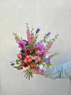 bouquet coloré de fleurs locales de saison en livraison à paris à vélo