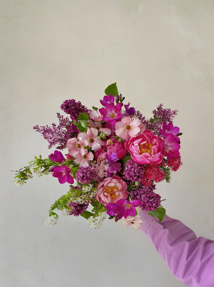 bouquet coloré avec des pivoines et fleurs locales
