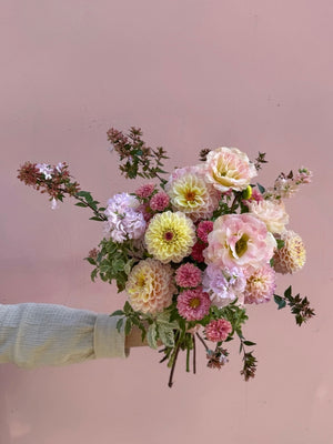 bouquet désirée d'octobre : dahlias lisianthus et reines marguerites, fleurs écoresponsables d'Ile de France