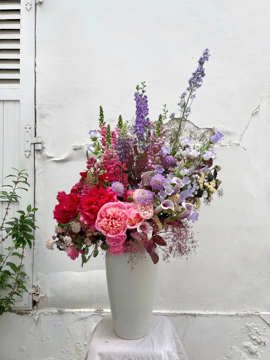 très gros bouquet de fleurs et vase artisanal