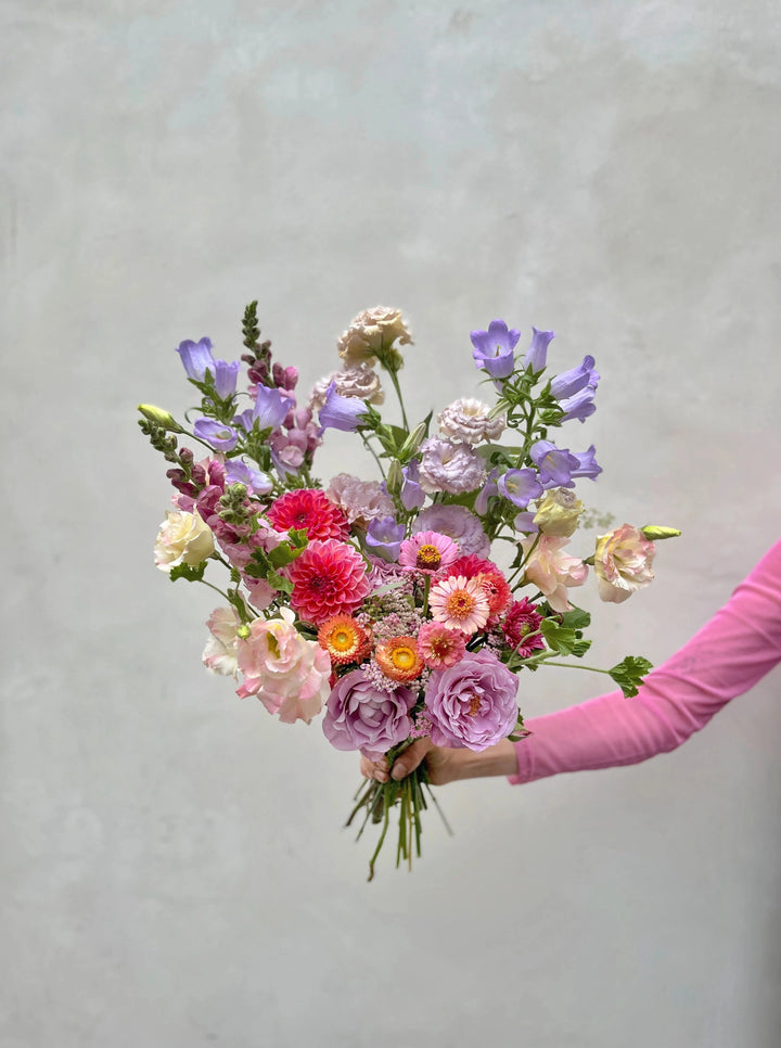 bouquet de saison coloré avec vin pétillant naturel fleuriste paris