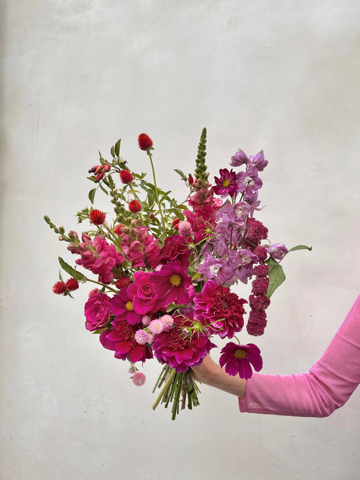 bouquet et bouteille de vin en livraison à vélo