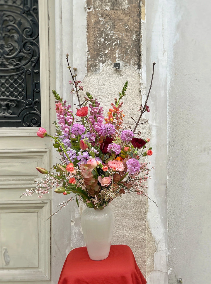 bouquet de saison avec vase artisanal en livraison à paris