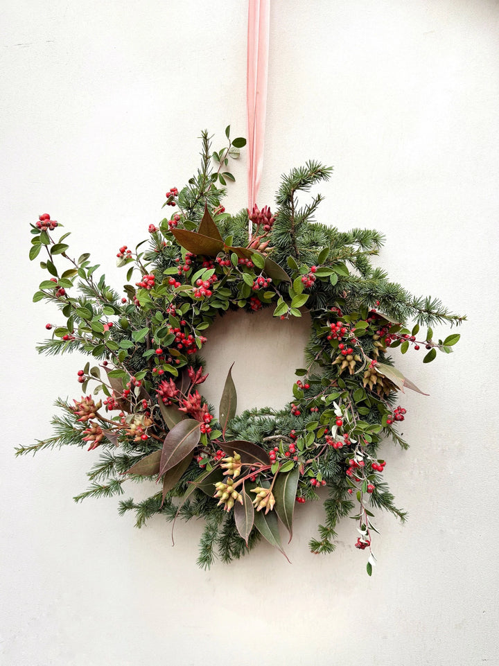 couronne de Noël rouge et sapins variés 