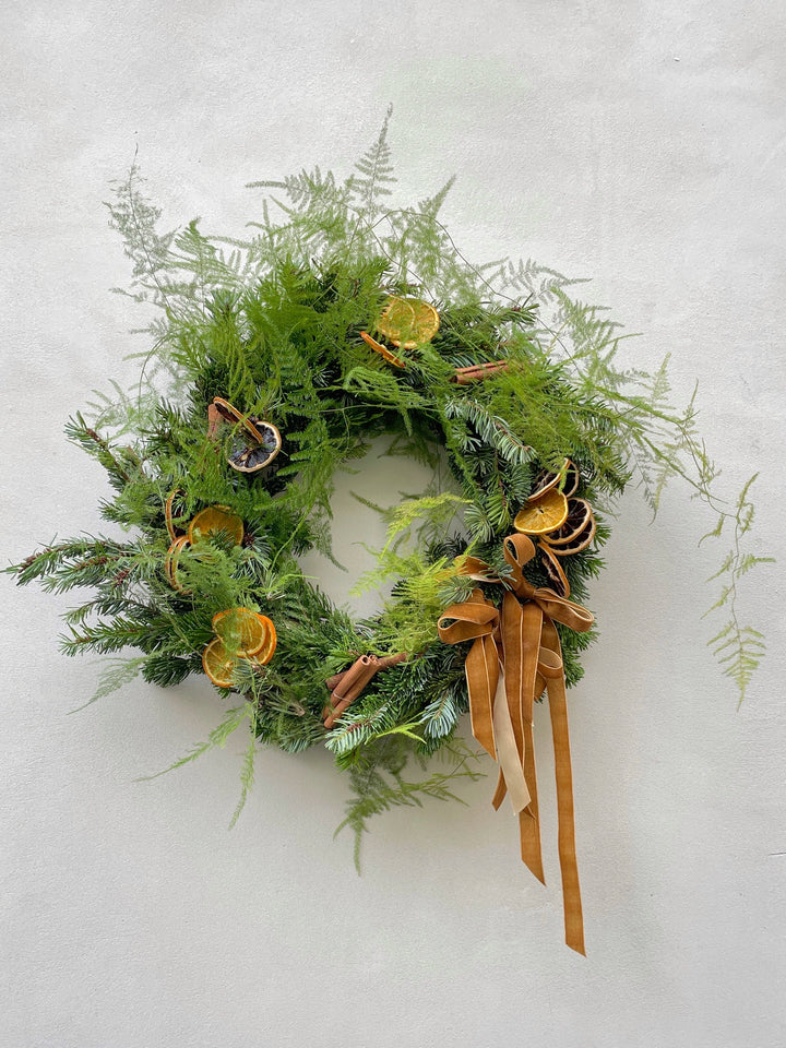 couronne de porte en sapin frais et agrumes naturelles
