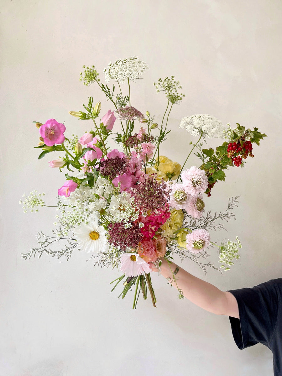 bouquet de saison et champagne fleuriste ecoresponsable paris