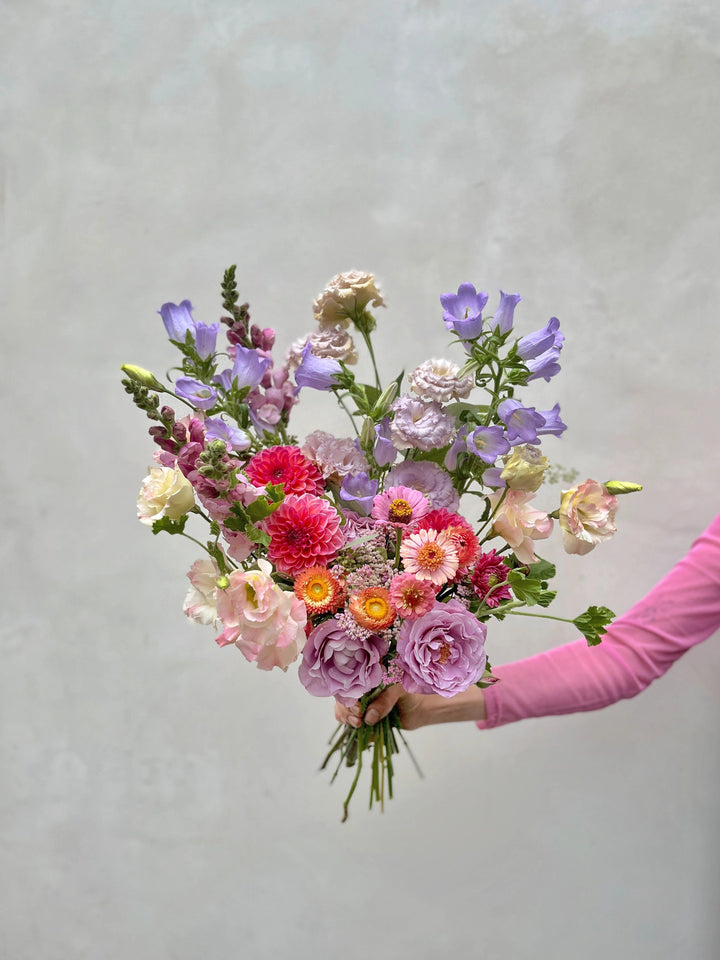 bouquet de fleurs et bouteille de vin en livraison à paris