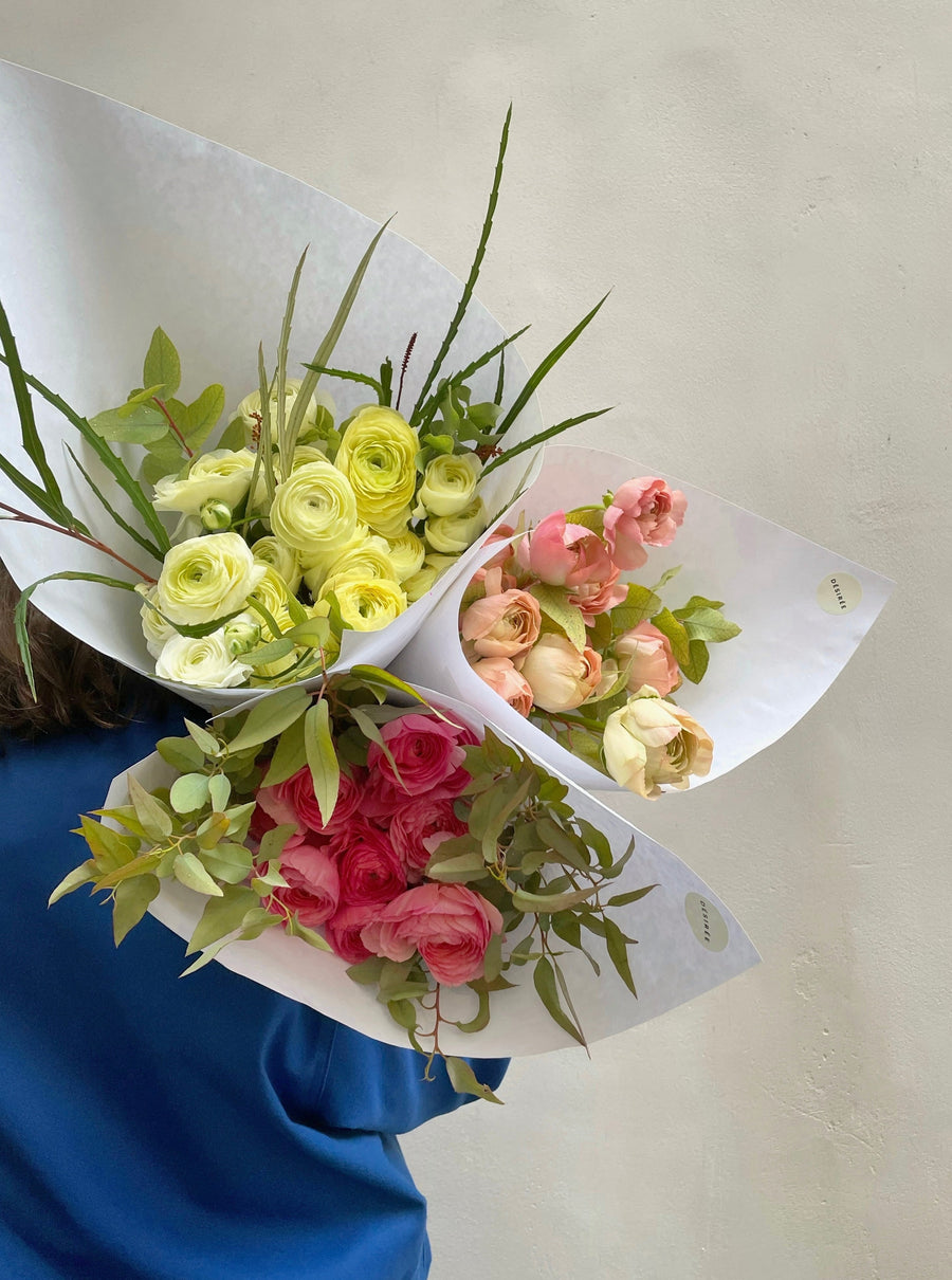 Bouquet de renoncules de saison fleurs locales écoresponsables